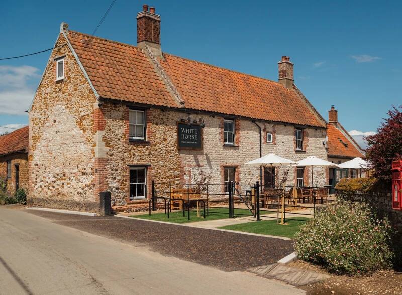 The White Horse country pub in Holme